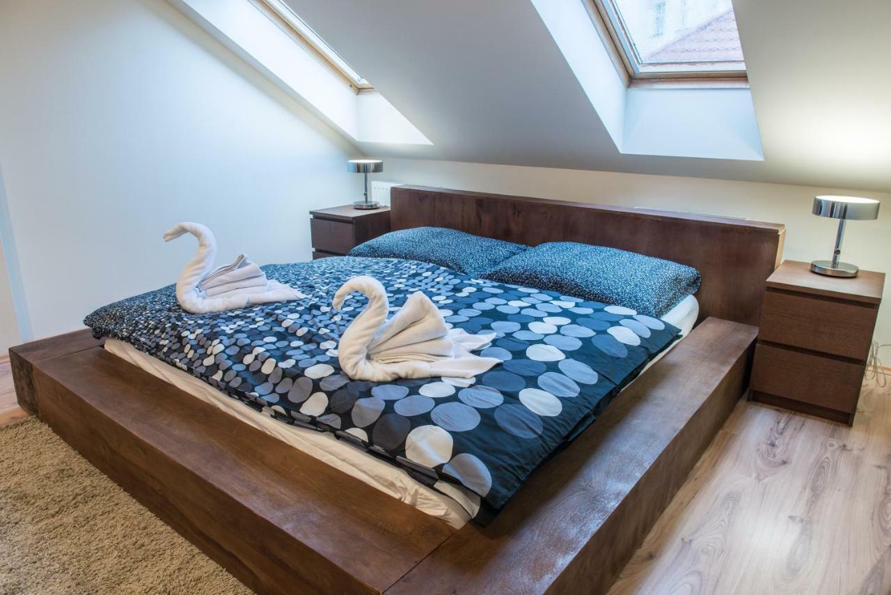 Spacious And Quiet Attic Flat In Centre Praga Exterior foto